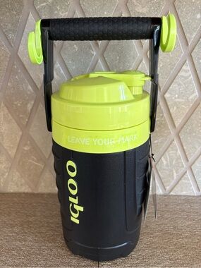 Igloo Proformance 1/2 Gallon Sport Jug With Hooks Black & Yellow 2 Quarts NEW
